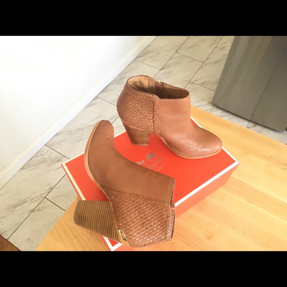 Barley worn Coach Heidi distress leather booties - Picture 2 of 8